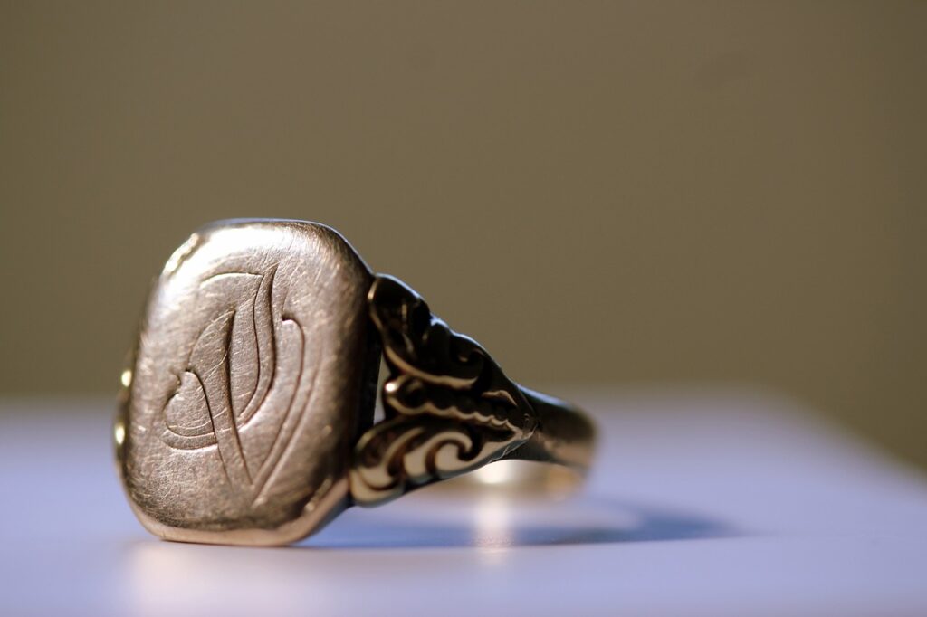 Comment associer le piercing avec une bague chevalière 